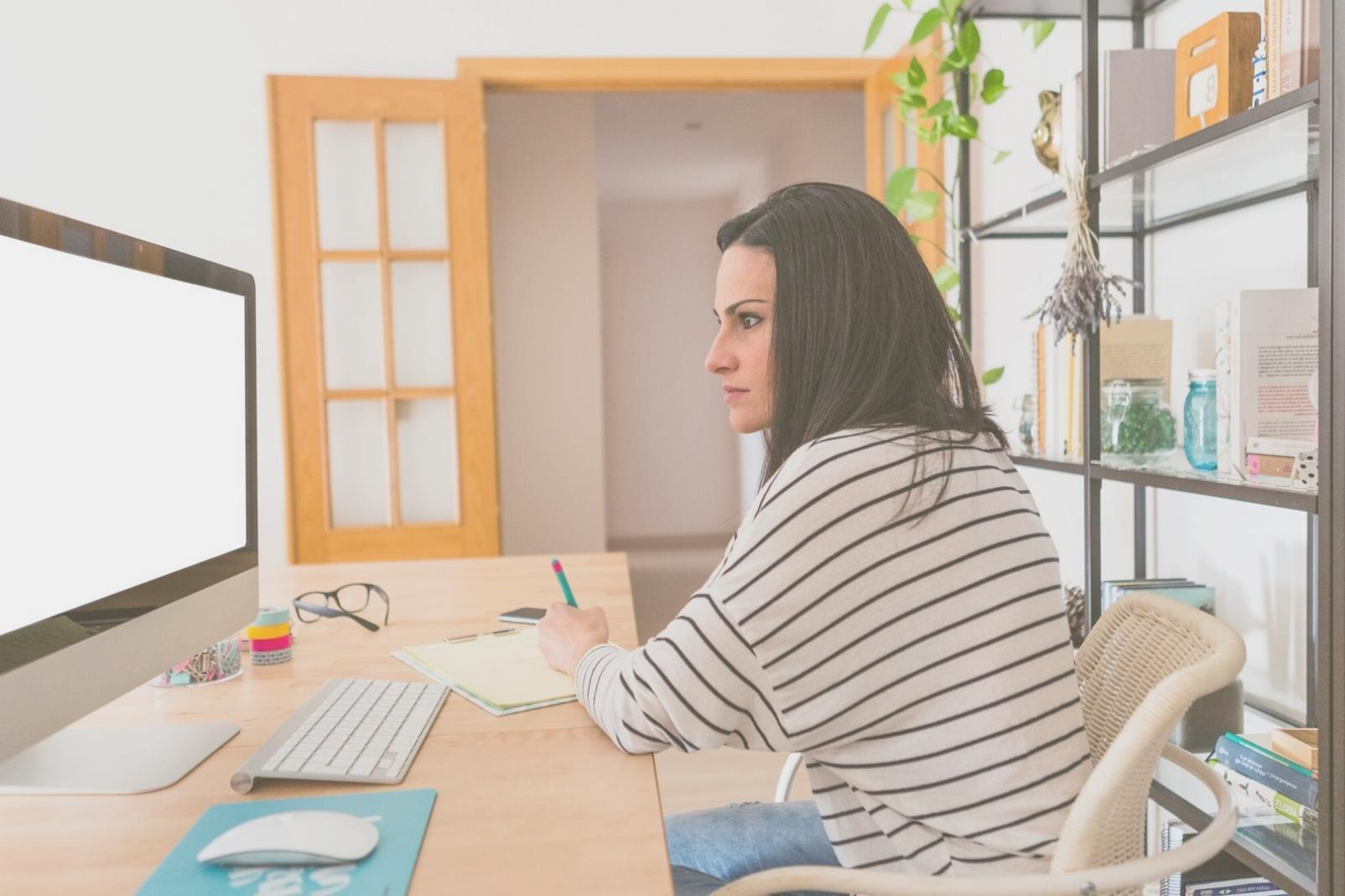 Profesionales trabajando en análisis financiero con documentos y gráficos